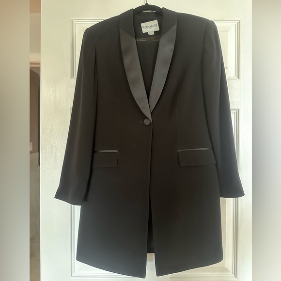 Elegant Woman Black Tuxedo Pantsuit - Picture 11 of 11